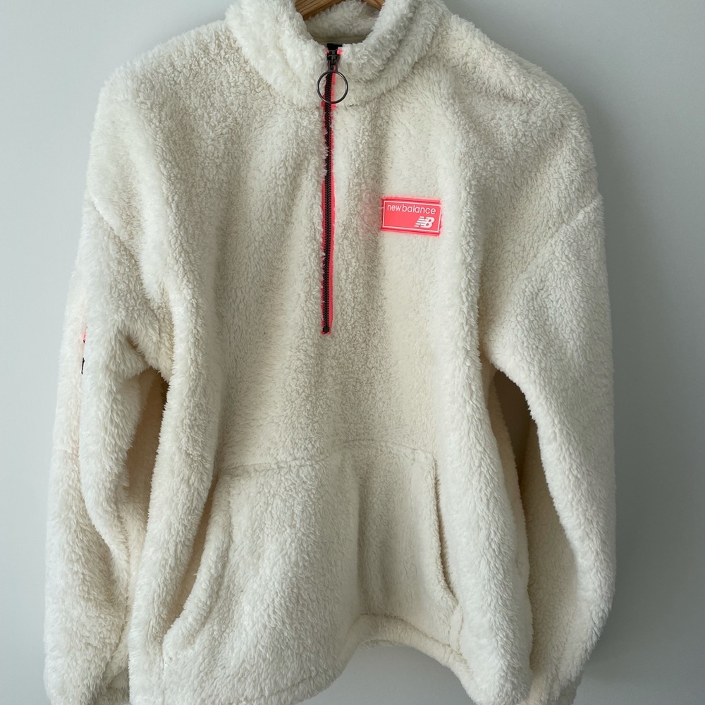 New balance sweater, dusty white, worn once, super trendy, size M